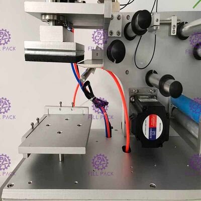 Square Flat Bottle Labeling Machine 2000BPH Jars Adhesive Sticker Semi Automatic