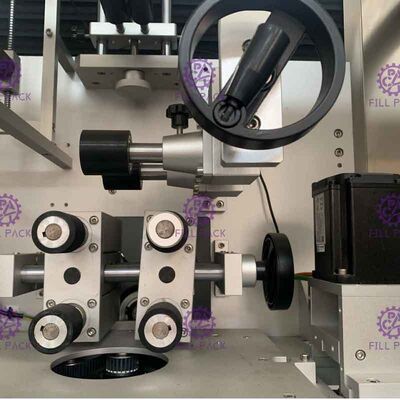 Double Driving Four Blades Installed Bottle Labeling Machine With Panasonic Driver